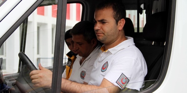 Hasta yakını ambulans şoförünü darp etti