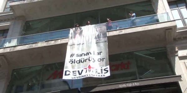 Liseliler, Beyoğlu'nda bulunan bir AVM'yi işgal etti