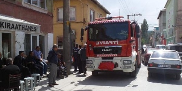 Çatıya çıkıp yolda yürüyen polise ateş etti