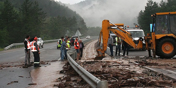 Bolu'da karayolunda heyelan