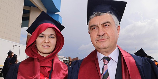 Üniversiteden kızı ile mezun oldu