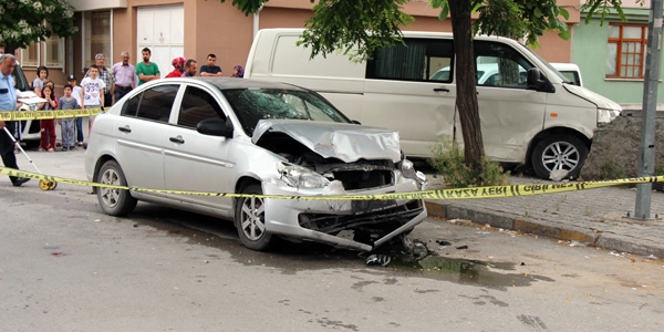 Polis arac kaza yapt: 2 yaral