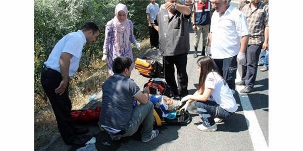 Elazığ'da otomobil elektrik direğine çarptı: 7 yaralı