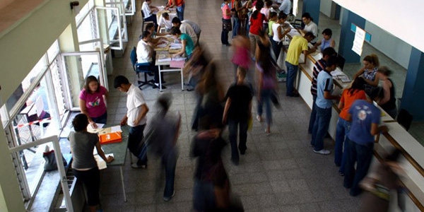 Üniversiteye girmek kolay, iş bulmak zor