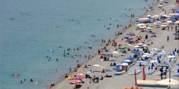 Sıcaktan bunalanlar sahillere akın etti