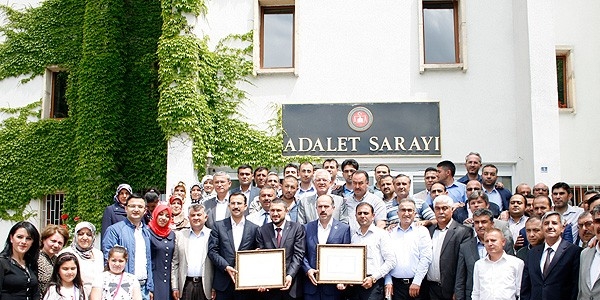 Milletvekilleri mazbatalarını alıyor