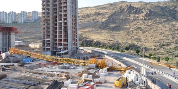 İzmir'de vinç devrildi: 2 ölü, 3 yaralı