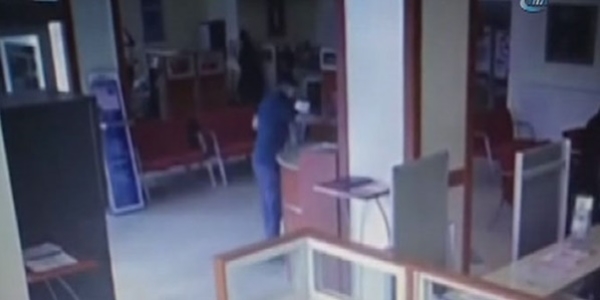 Ameliyat maskeli banka soyguncusu kamerada / Video