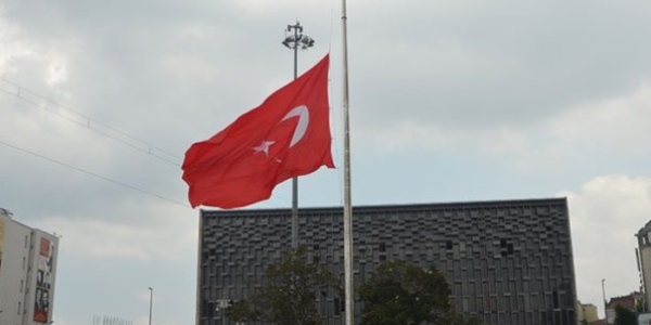 Taksim'deki dev Türk Bayrağı yarıya indirildi