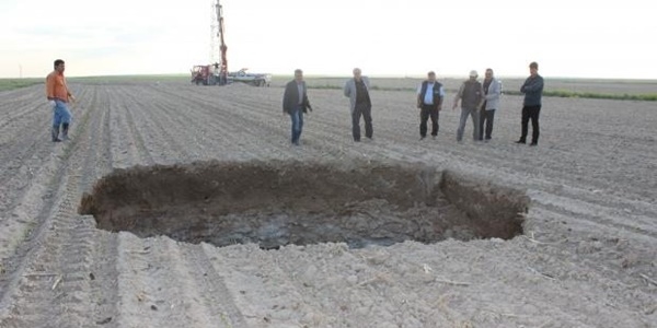 20 metre çapında obruk oluştu!