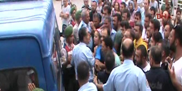 Cansu cinayeti zanlılarına adliye önünde linç girişimi