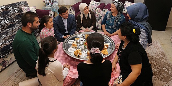 Başbakan Davutoğlu'ndan sürpriz iftar ziyareti