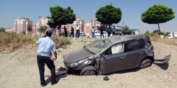Sınava yetişebilmek için hız yapan ehliyetsiz liseli kaza yaptı