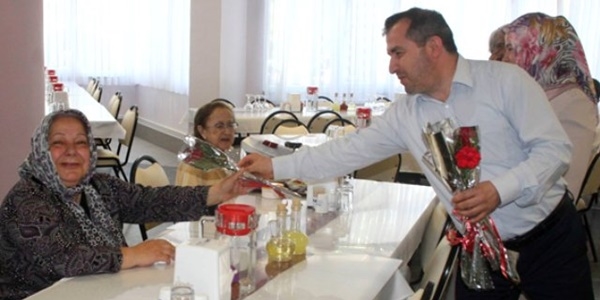 Çalışanına hakaret eden patrona çiçek dağıtma cezası