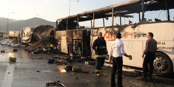 Bursa'da tır, yolcu otobüsüne çarptı: 1 ölü, 26 yaralı