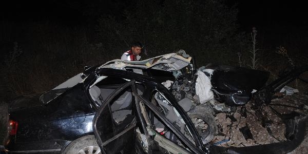 Polis mobese direğine çarptı : 2 ölü, 2 yaralı