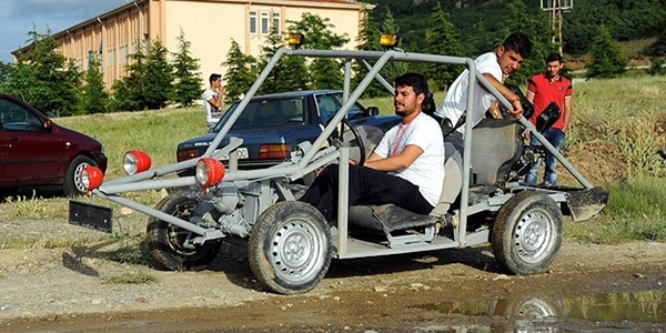 Harçlıklarıyla motorlu araç ürettiler