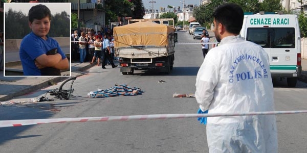Kamyonetin altında kalan çocuk hayatını kaybetti