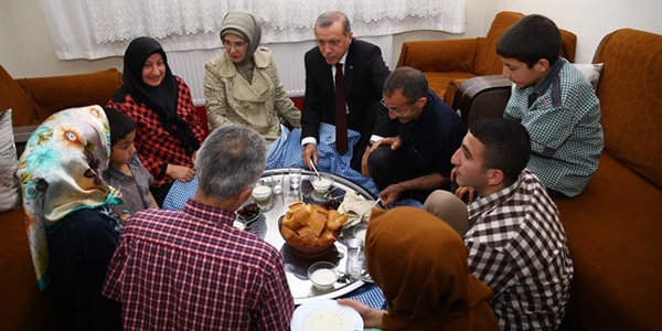 Cumhurbaşkanı Erdoğan işçi ailesiyle iftar yaptı