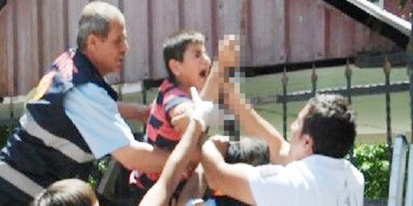Topu almak isterken eline demir korkuluk saplandı