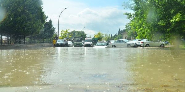 Kocaeli'de sağanak yağışta öğrenciler mahsur kaldı