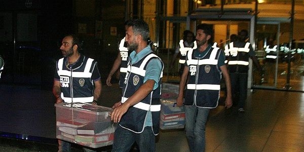 İzmir'de 200 klasör evrakla bilgisayarlara el konuldu