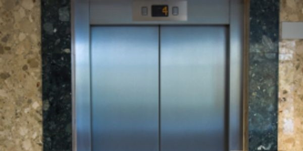 Krmz etiketli asansre binmeyin