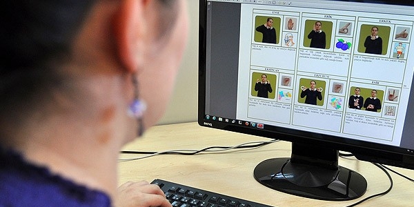 İşitme engellilere 'Türk işaret dili' kitabı
