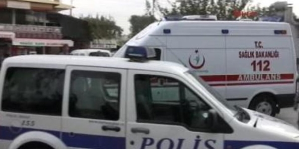Polis merkezi önünde silahlı kavga: 4 yaralı