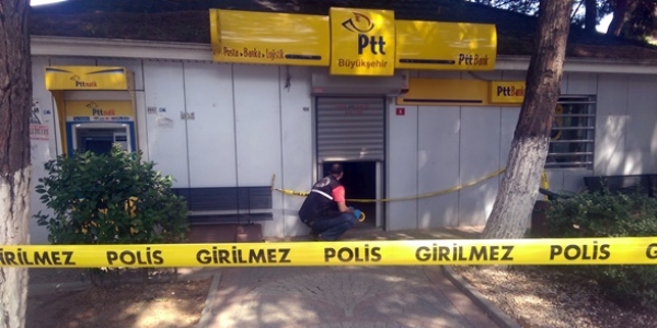 Polis merkezinin bitiiindeki PTT'de silahl soygun