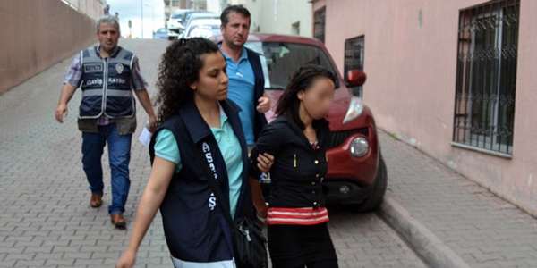 Çocuğunu döverek öldüren anne ve sevgilisi tutuklandı