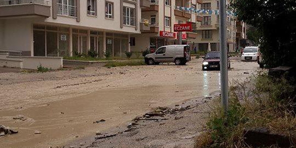 Ankara'da etkili olan ya su basknlarna neden oldu