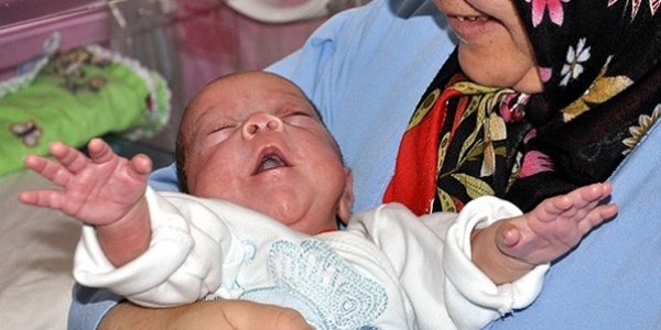 Fatma bebek yaşam azmiyle şaşırttı