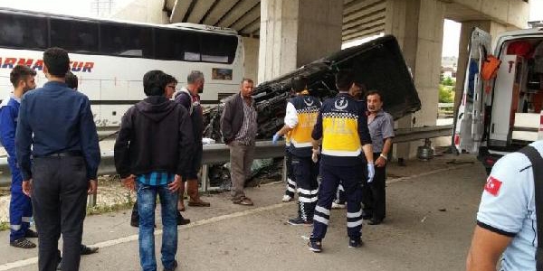 Kamyonet viyadük ayağına çarptı:1 ölü, 4 yaralı