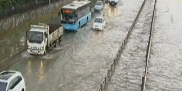 İstanbul'da şiddetli yağış nedeniyle ulaşım aksıyor