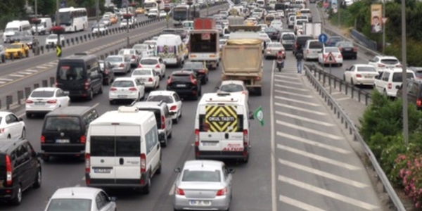 Servis araçları İstanbul trafiğini boğuyor