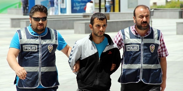 Caminin yardım kasasını duvardan sökerek götürdü