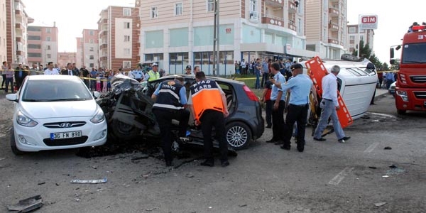 Polis ve ailesi zincirleme kaza kurbanı