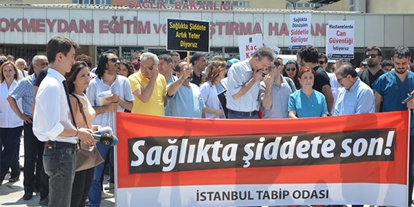 Sağlıkçılardan darp eylemi