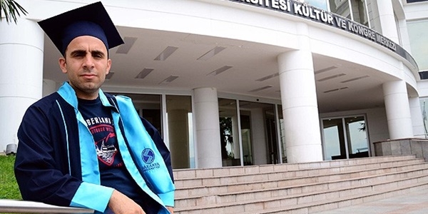 Liseyi güçlükle üniversiteyi birincilikle bitirdi