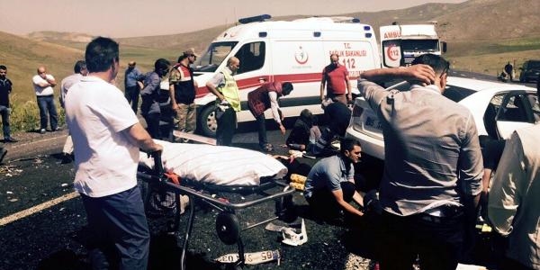 Otomobil ile TIR çarpıştı: 11 yaralı