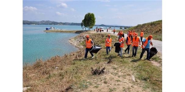 Cezalarını çevre temizliği yaparak çekiyorlar