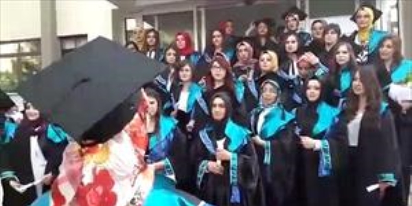 Üniversitede mezuniyet töreninde yemin krizi