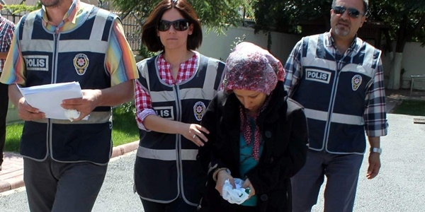 Dört günlük bebeğini emzirip çöpe atmış!