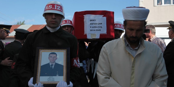 Hakkari'de ehit olan 2 asker topraa verildi