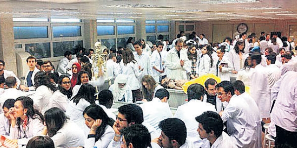 294 kişilik sınıfta tıp eğitimine isyan
