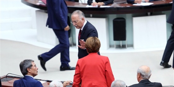 MHP sıralarında dikkat çeken kare!