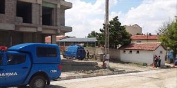 İnşaatta 2 el bombası ve bir lav silahı bulundu!