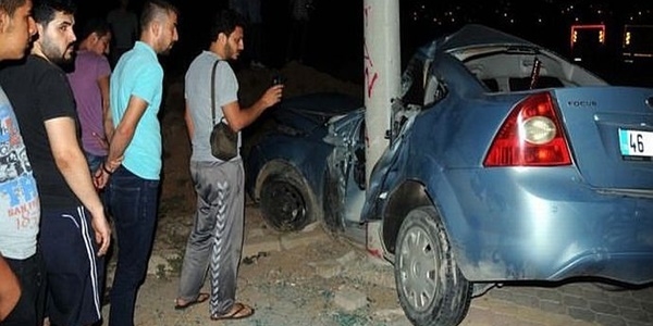 Otomobil aydınlatma direğine çarptı: 1 ölü, 1 yaralı