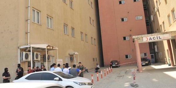 Silahını temizleyen polis memuru kendini vurdu
